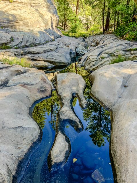 Several larger pools can be found at the confluence of Kelly Canyon and Pumphouse Wash