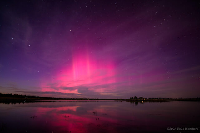 The first pillars of the aurora appear even before twilight has ended.